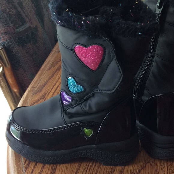 Little girl like brand new snow boot - Picture 2 of 8
